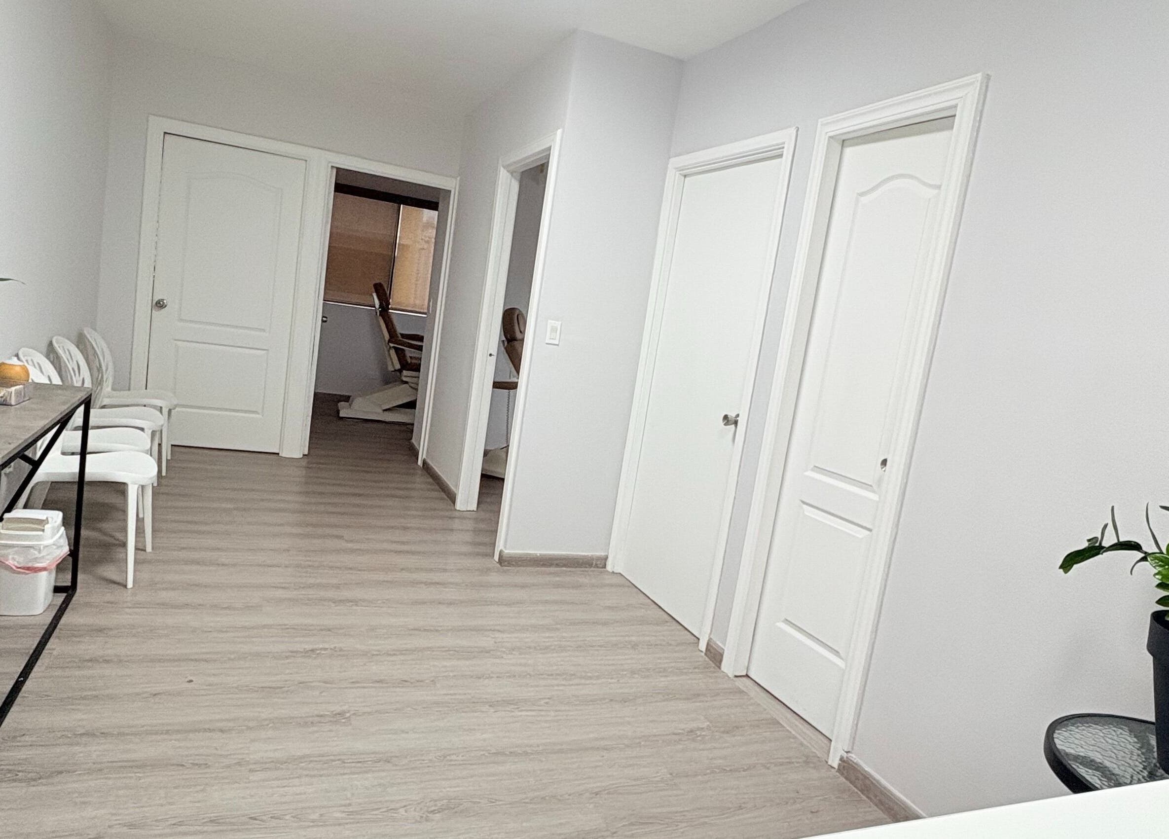 Sala de espera en Quiropedia PTY Marbella, Panamá, Provincia De Panamá, PA con decoración minimalista.