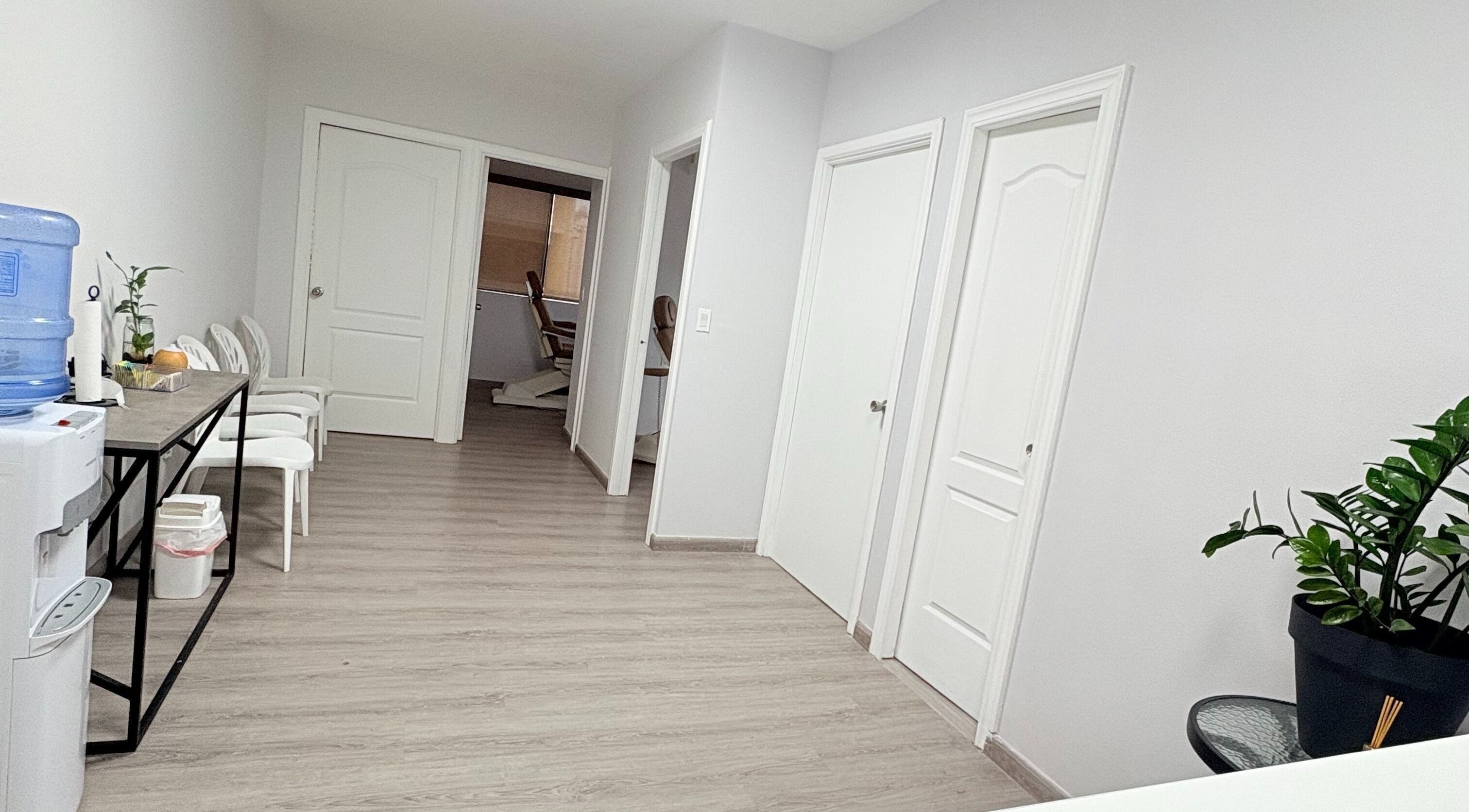 Sala de espera en Quiropedia PTY Marbella, Panamá, Provincia De Panamá, PA con decoración minimalista.