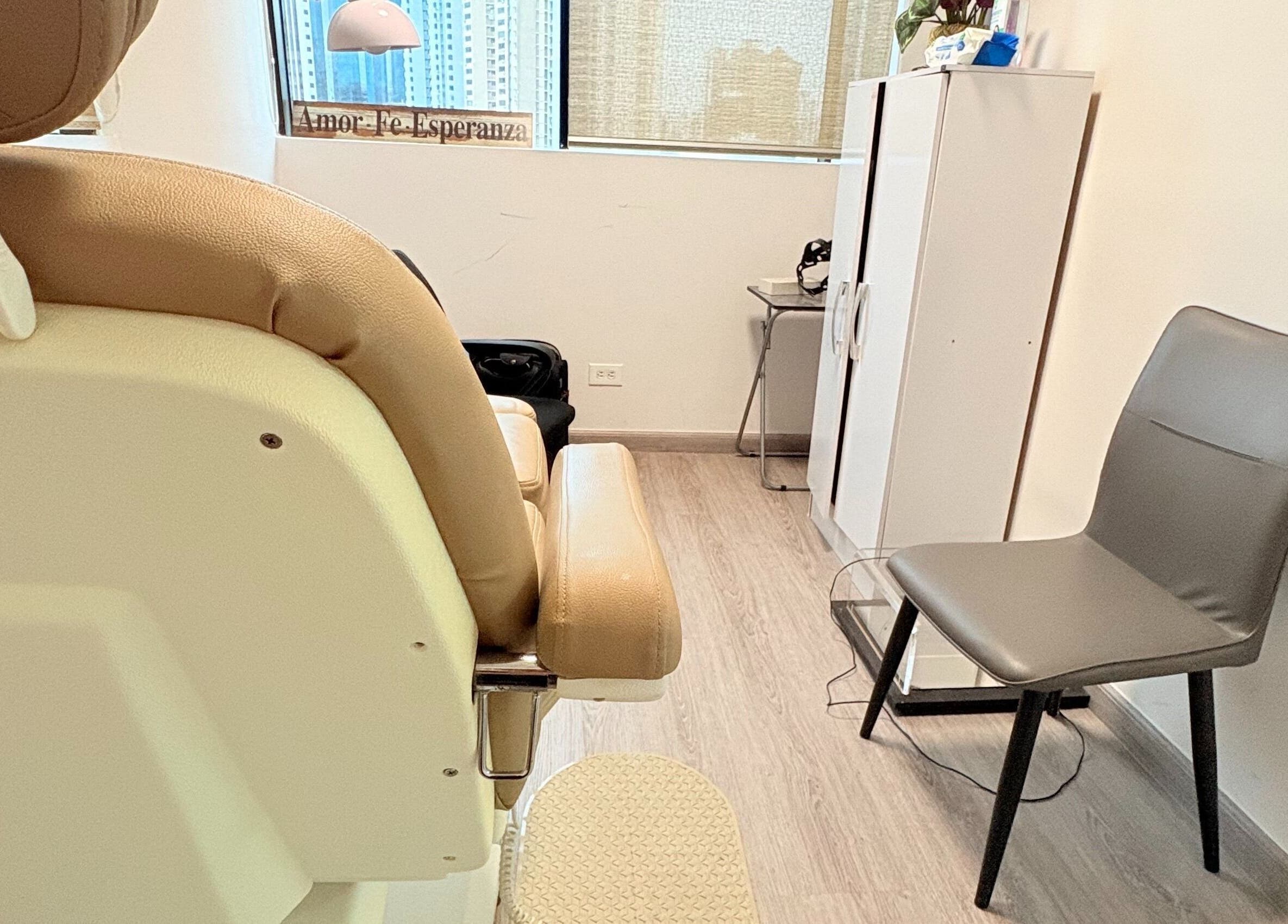 Interior moderno de Quiropedia PTY Marbella, Panamá, Provincia De Panamá, PA mostrando sillas y mesas de relax.