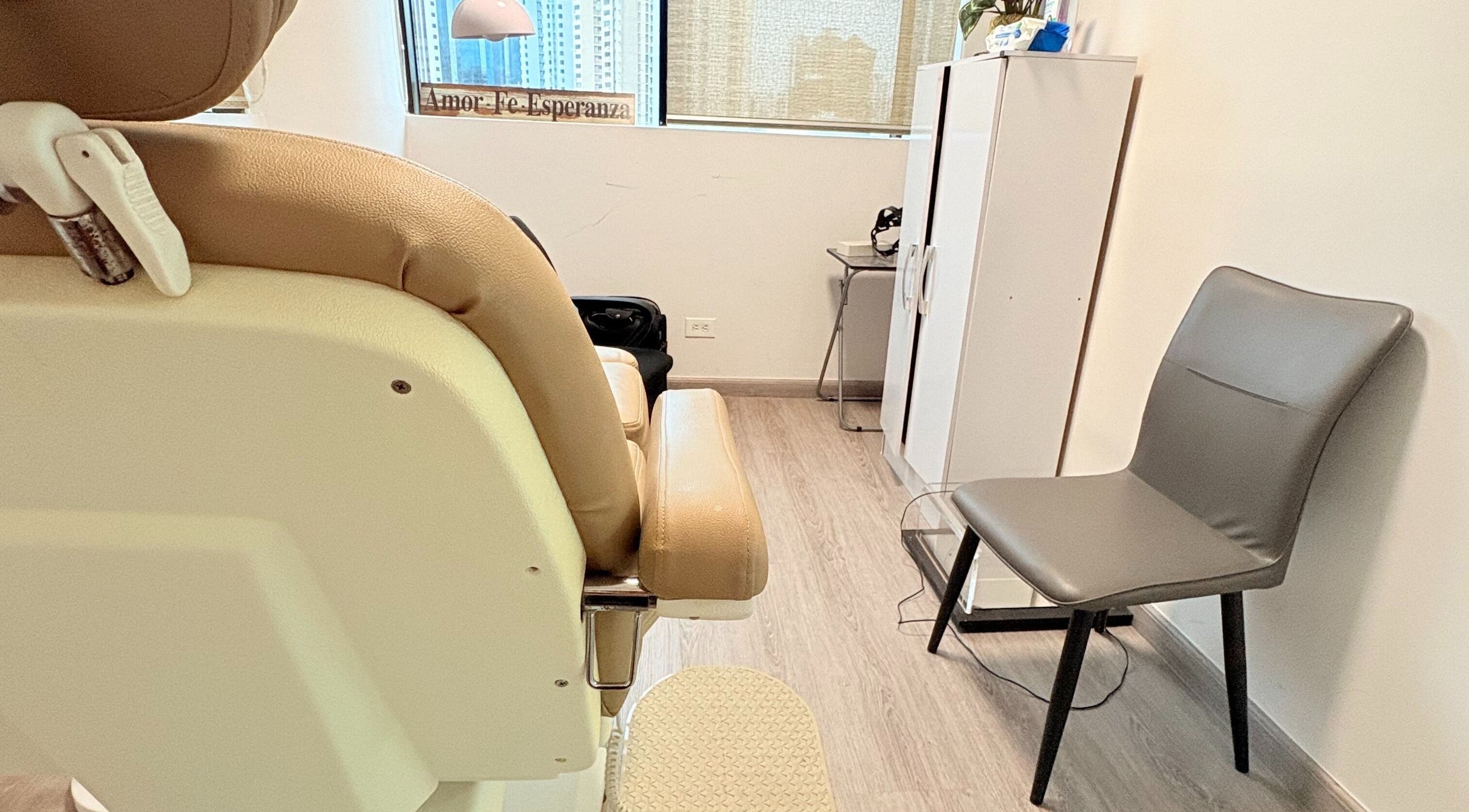 Interior moderno de Quiropedia PTY Marbella, Panamá, Provincia De Panamá, PA mostrando sillas y mesas de relax.