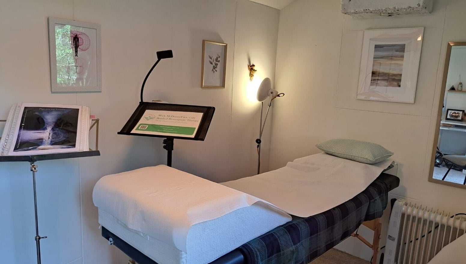 Therapy room at Mark McDonnell: Applied Biomagnetic Therapy in Rijen, Noord-brabant, NL, with massage table and decor.