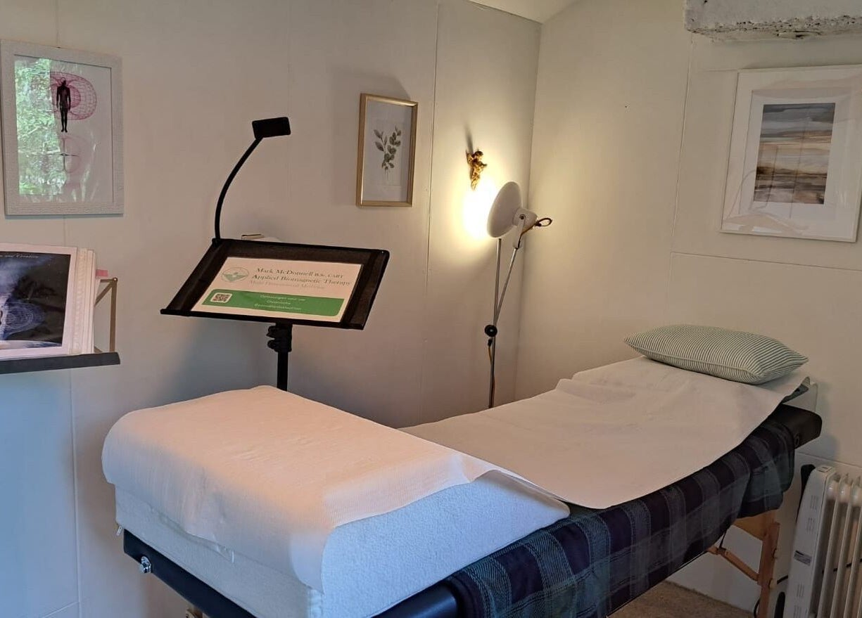Therapy room at Mark McDonnell: Applied Biomagnetic Therapy in Rijen, Noord-brabant, NL, with massage table and decor.