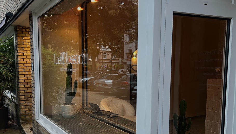 Die elegante Glasfassade von LashBlossom in Hamburg, Hamburg, DE, mit einladendem Inneren.