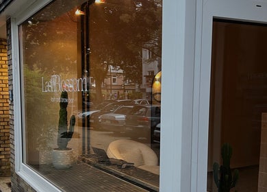 Die elegante Glasfassade von LashBlossom in Hamburg, Hamburg, DE, mit einladendem Inneren.