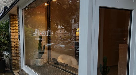 Die elegante Glasfassade von LashBlossom in Hamburg, Hamburg, DE, mit einladendem Inneren.