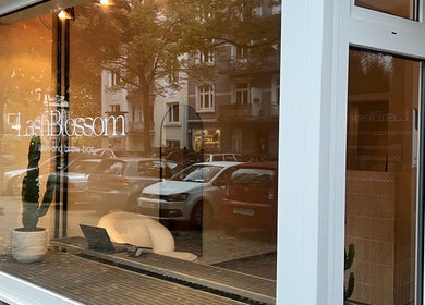 Außensicht von LashBlossom in Hamburg, Hamburg, DE mit moderner Einrichtung und großem Fenster.