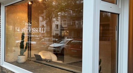 Außensicht von LashBlossom in Hamburg, Hamburg, DE mit moderner Einrichtung und großem Fenster.