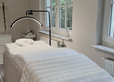 LashBlossom Behandlungszimmer in Hamburg, Hamburg, DE mit entspannter Atmosphäre und modernem Design.