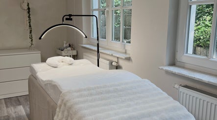 LashBlossom Behandlungszimmer in Hamburg, Hamburg, DE mit entspannter Atmosphäre und modernem Design.