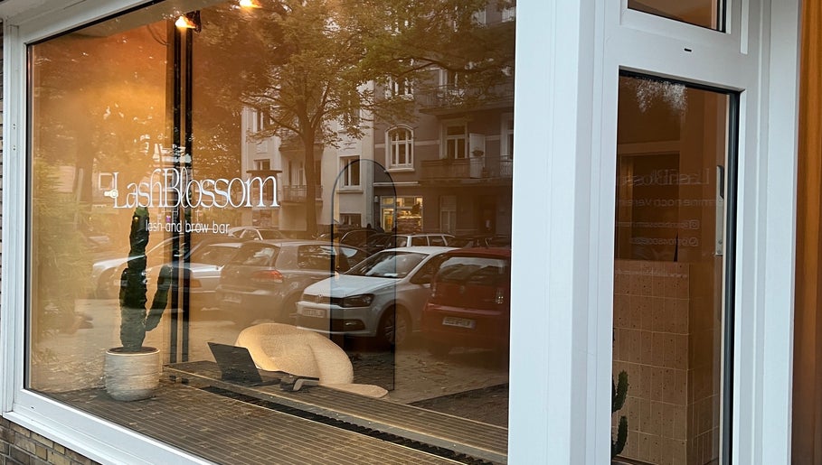 Außenansicht von LashBlossom in Hamburg, Hamburg, DE mit modernem Schaufenster und stilvollem Interior.