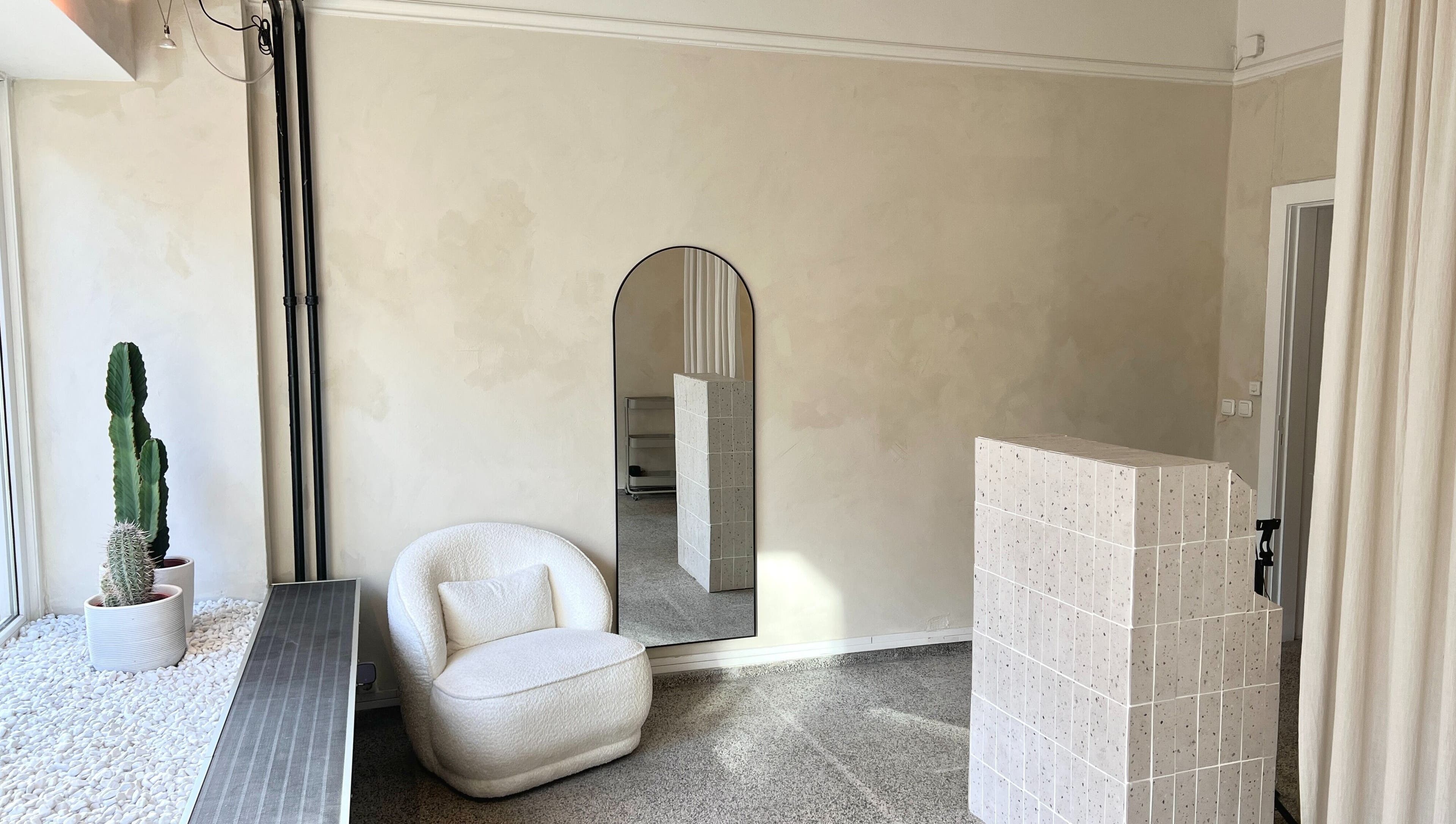 Modernes Interieur bei LashBlossom, Hamburg, Hamburg, DE zeigt Kaktus, Spiegel und Sessel.