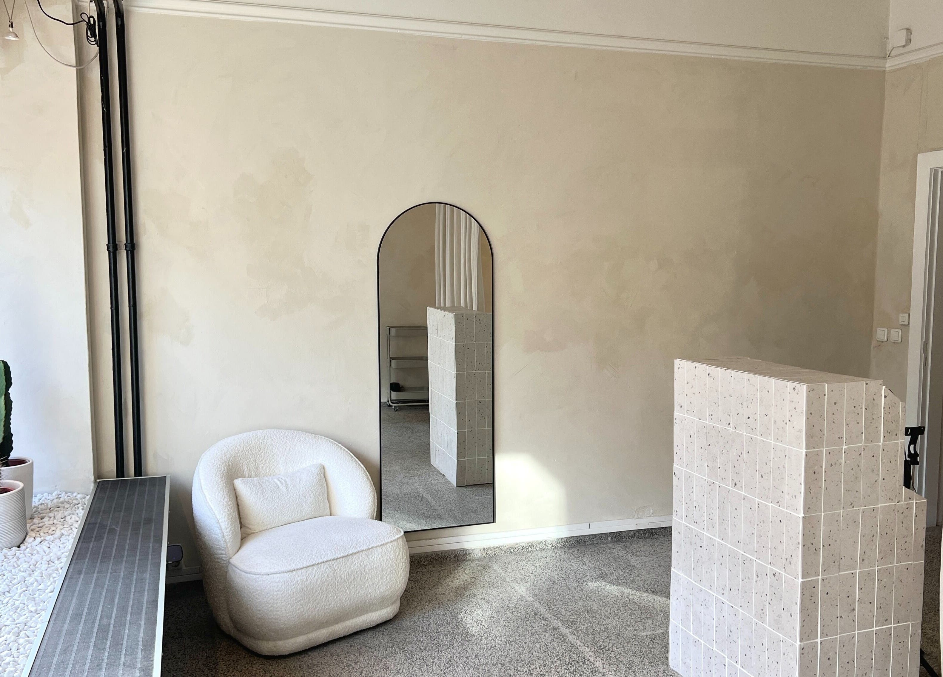 Modernes Interieur bei LashBlossom, Hamburg, Hamburg, DE zeigt Kaktus, Spiegel und Sessel.