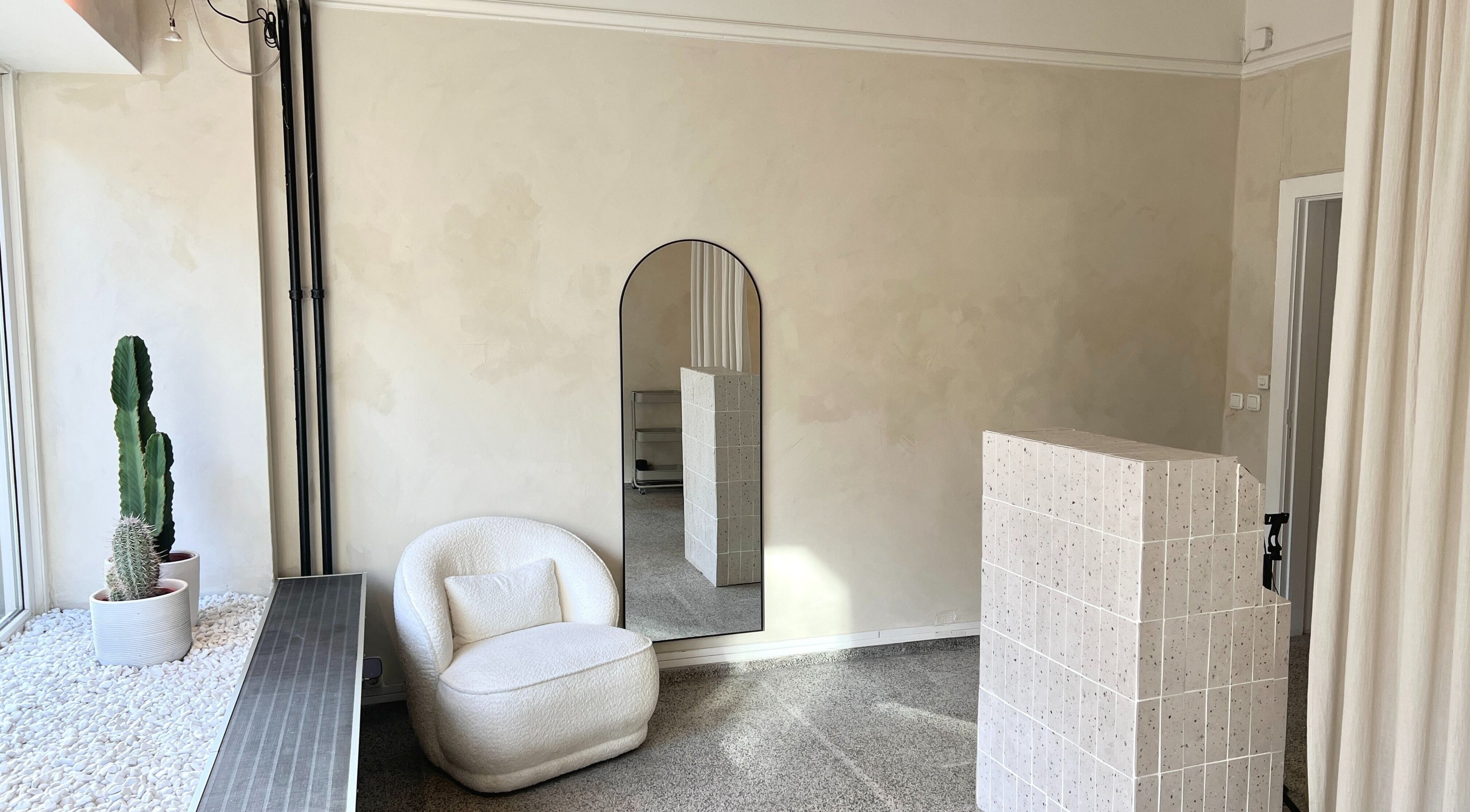 Modernes Interieur bei LashBlossom, Hamburg, Hamburg, DE zeigt Kaktus, Spiegel und Sessel.