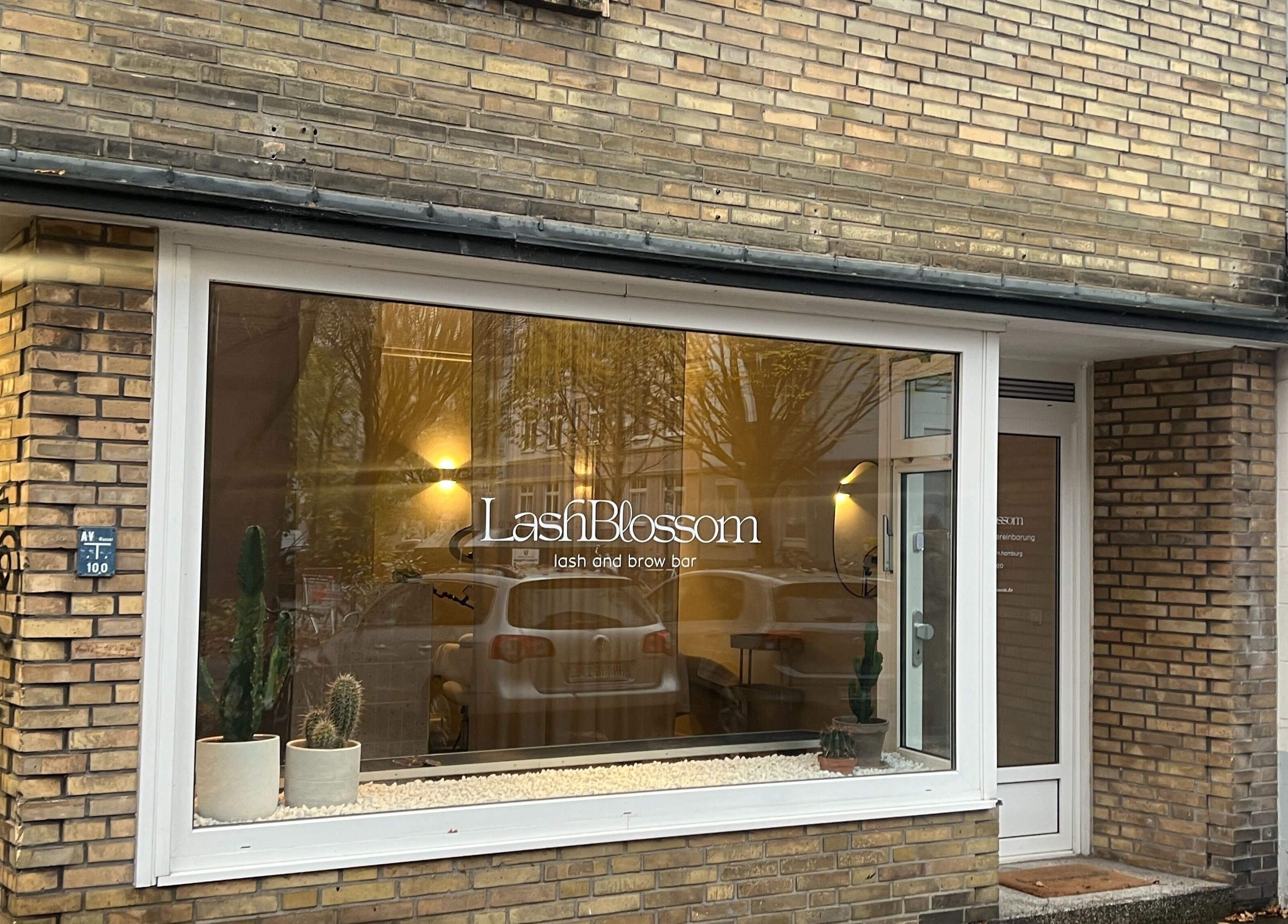 Außenansicht von LashBlossom in Hamburg, Hamburg, DE mit moderner Schaufensterdekoration