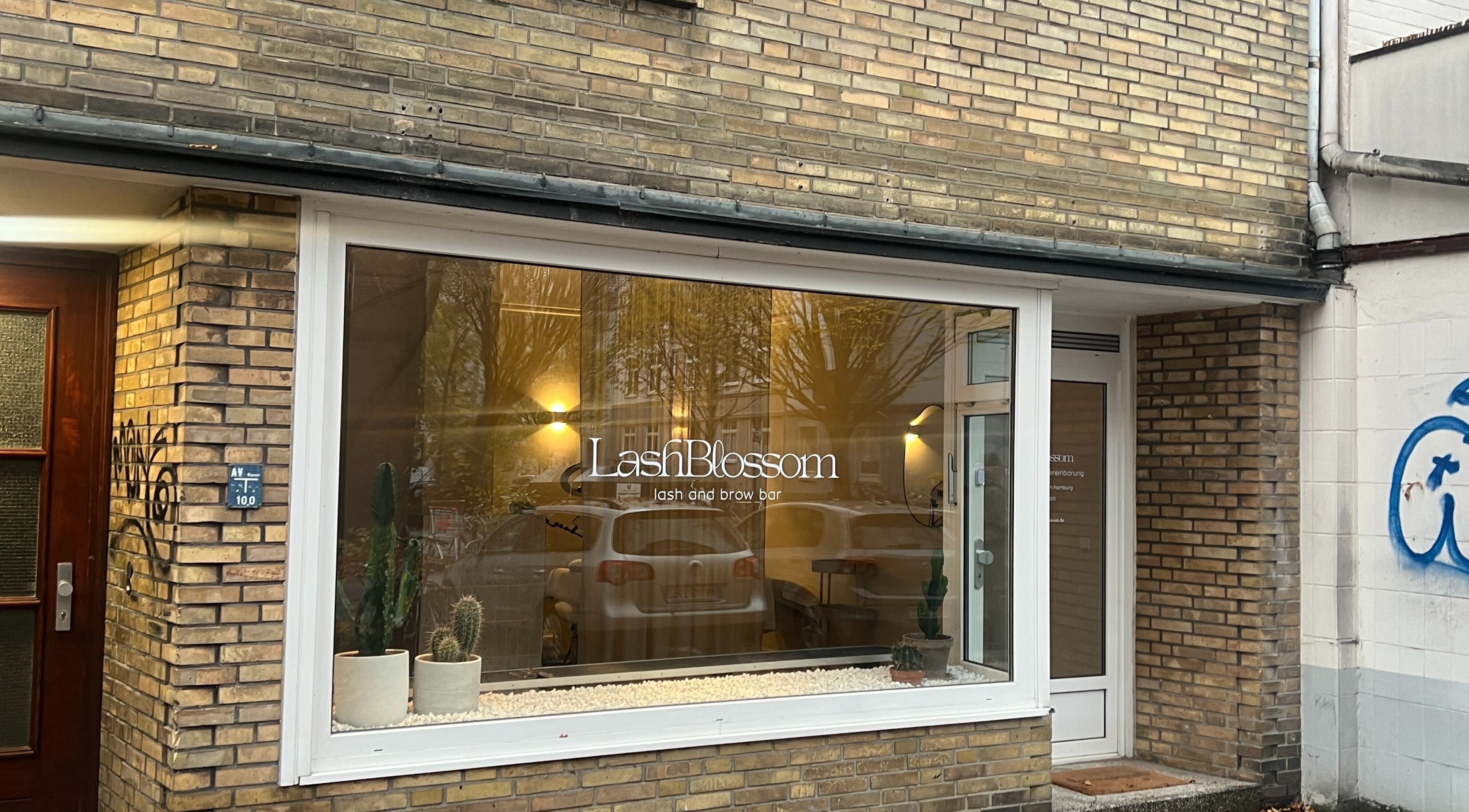 Außenansicht von LashBlossom in Hamburg, Hamburg, DE mit moderner Schaufensterdekoration