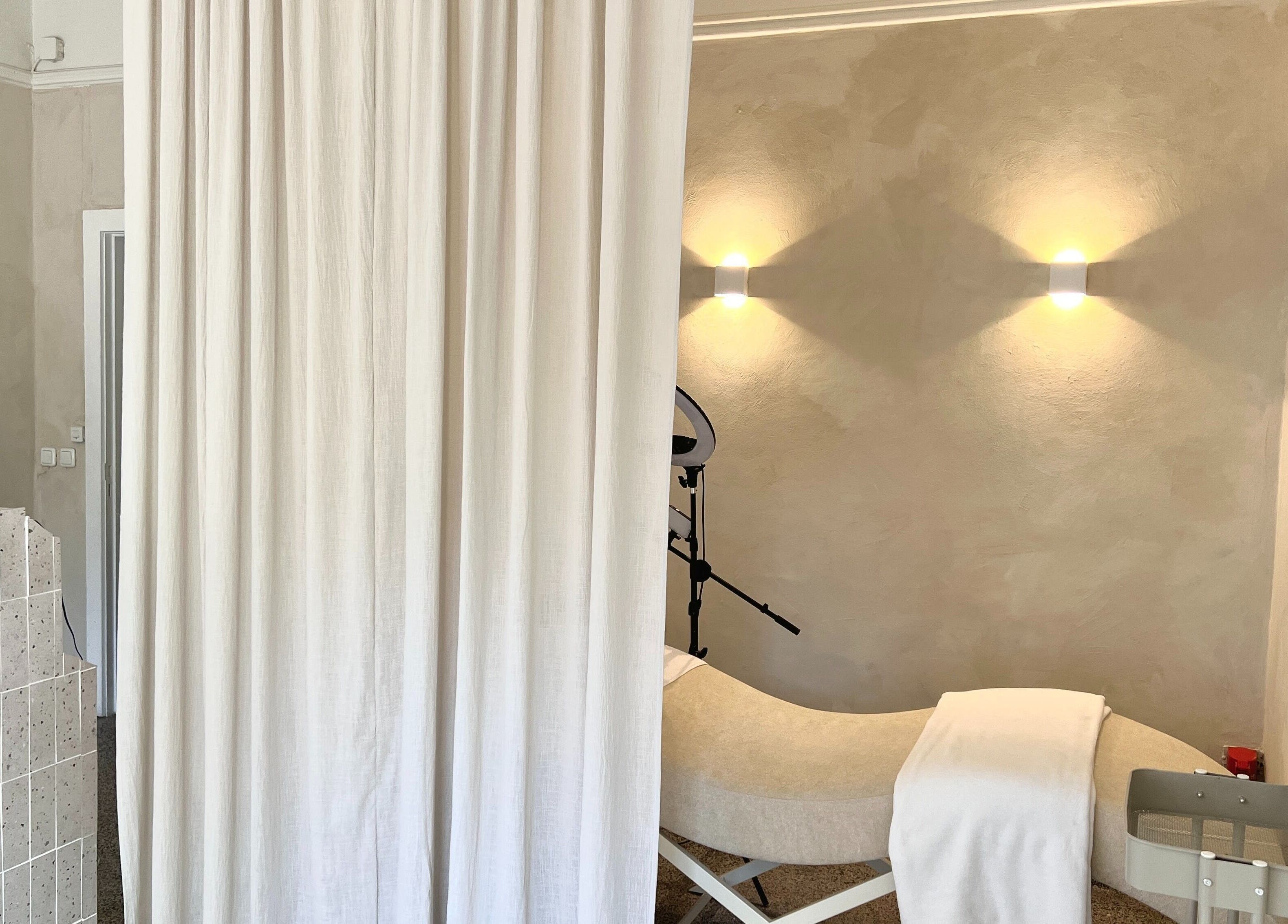 Elegantes Behandlungszimmer bei LashBlossom, Hamburg, Hamburg, DE mit geschmackvoller Dekoration und Ambiente.