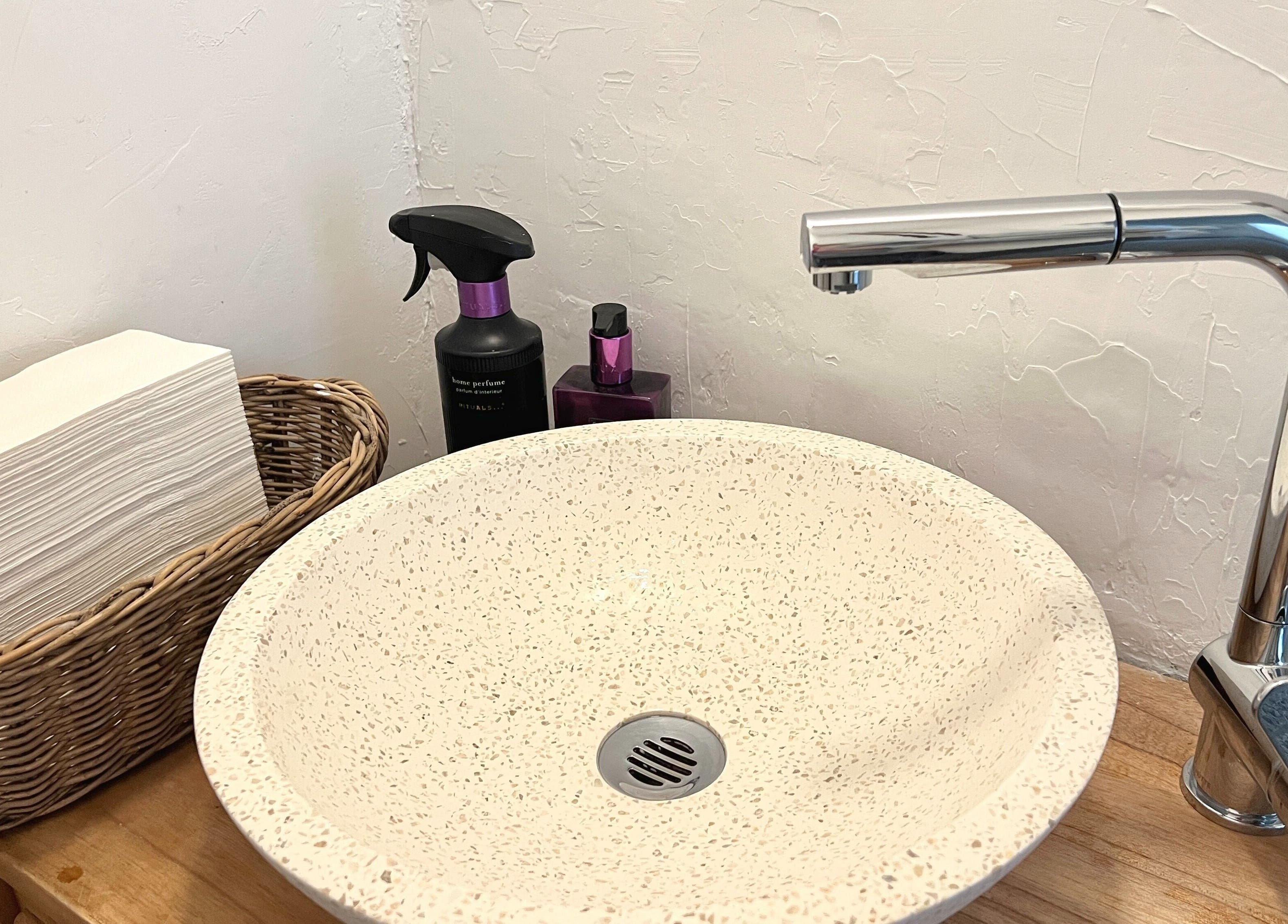 Elegante Waschgelegenheit bei LashBlossom in Hamburg, Hamburg, DE mit moderner Schüssel und Akzenten.