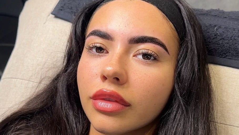 Brow Hunnies x Resurge Beauty imagem 1