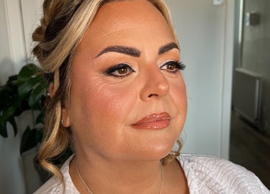 Elegant makeup look by Makeup by Linsey in Whitburn, Scotland, GB, highlighting radiant beauty.
