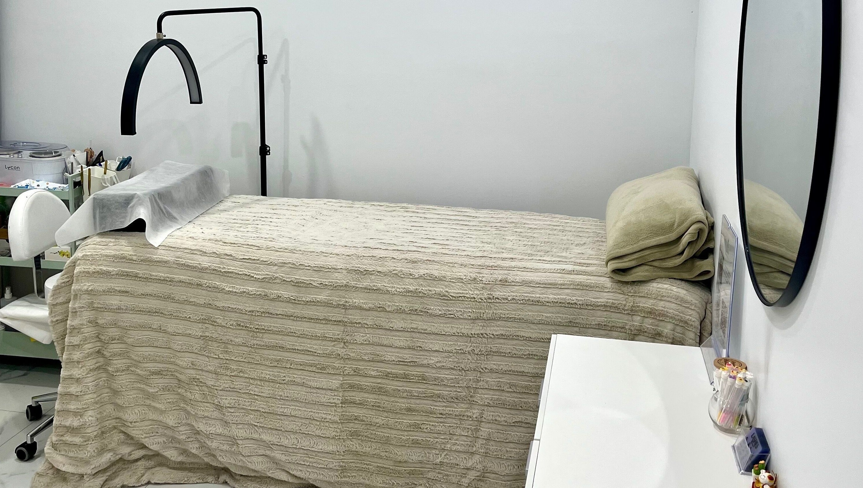 Comfortable treatment bed at Nu Lashes in Yagoona, New South Wales, AU, offering peaceful lash services.