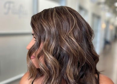Woman with wavy brown hair at Fiu Fiu Studio, Chula Vista, California, US.