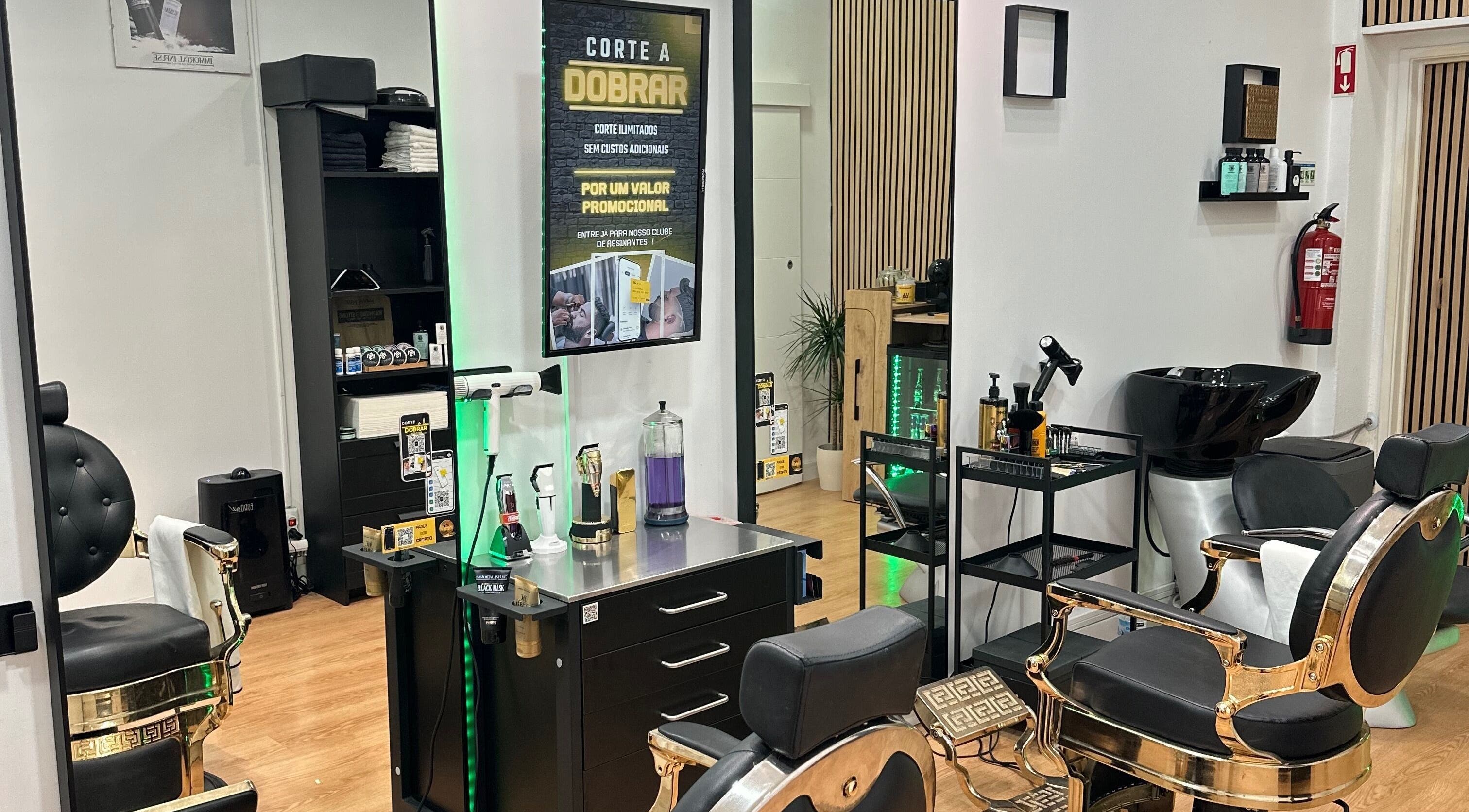 Interior elegante do Menscalp em Parede, Lisboa, PT, mostrando cadeiras de barbeiro luxuosas.