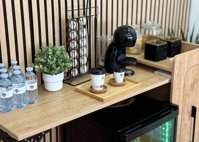 Estação de café em Menscalp, Parede, Lisboa, PT com copos, cápsulas e água engarrafada.
