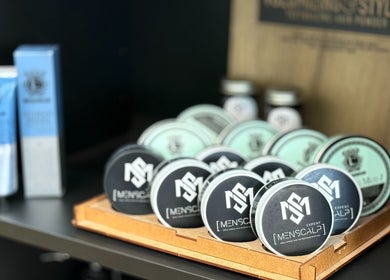 Produtos de cuidados capilares Menscalp em exposição no local em Parede, Lisboa, PT.