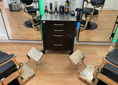 Cadeiras de barbearia luxuosas no Menscalp, Parede, Lisboa, PT, em ambiente sofisticado.