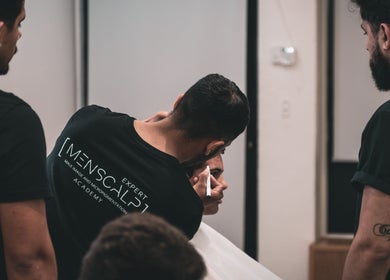 Profissional de cabelo em Menscalp aplica técnica na academia em Parede, Lisboa, PT.