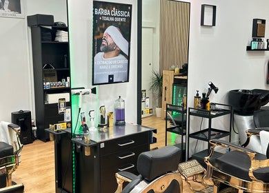 Interior elegante da Menscalp em Parede, Lisboa, PT, destacando cadeiras de barbearia e decoração sofisticada.