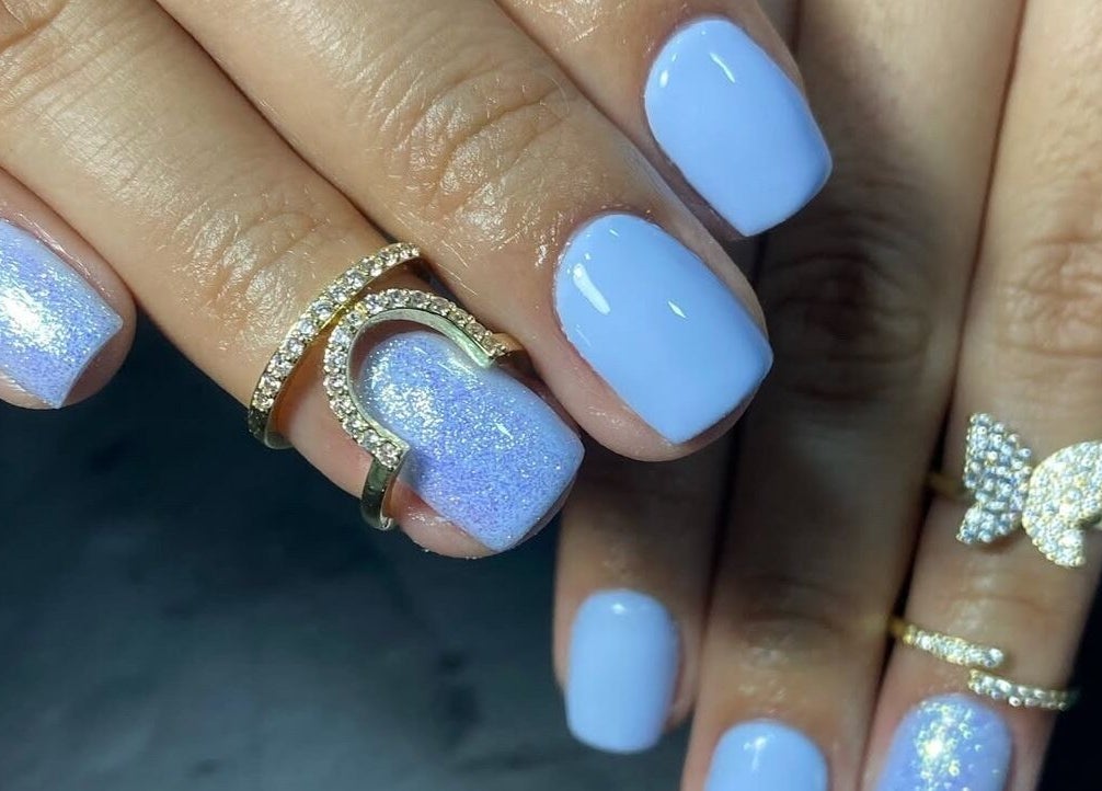 Manicura azul brillante en Mermaid BC by Amy, Barva, Heredia, CR. Decoración elegante y moderna.