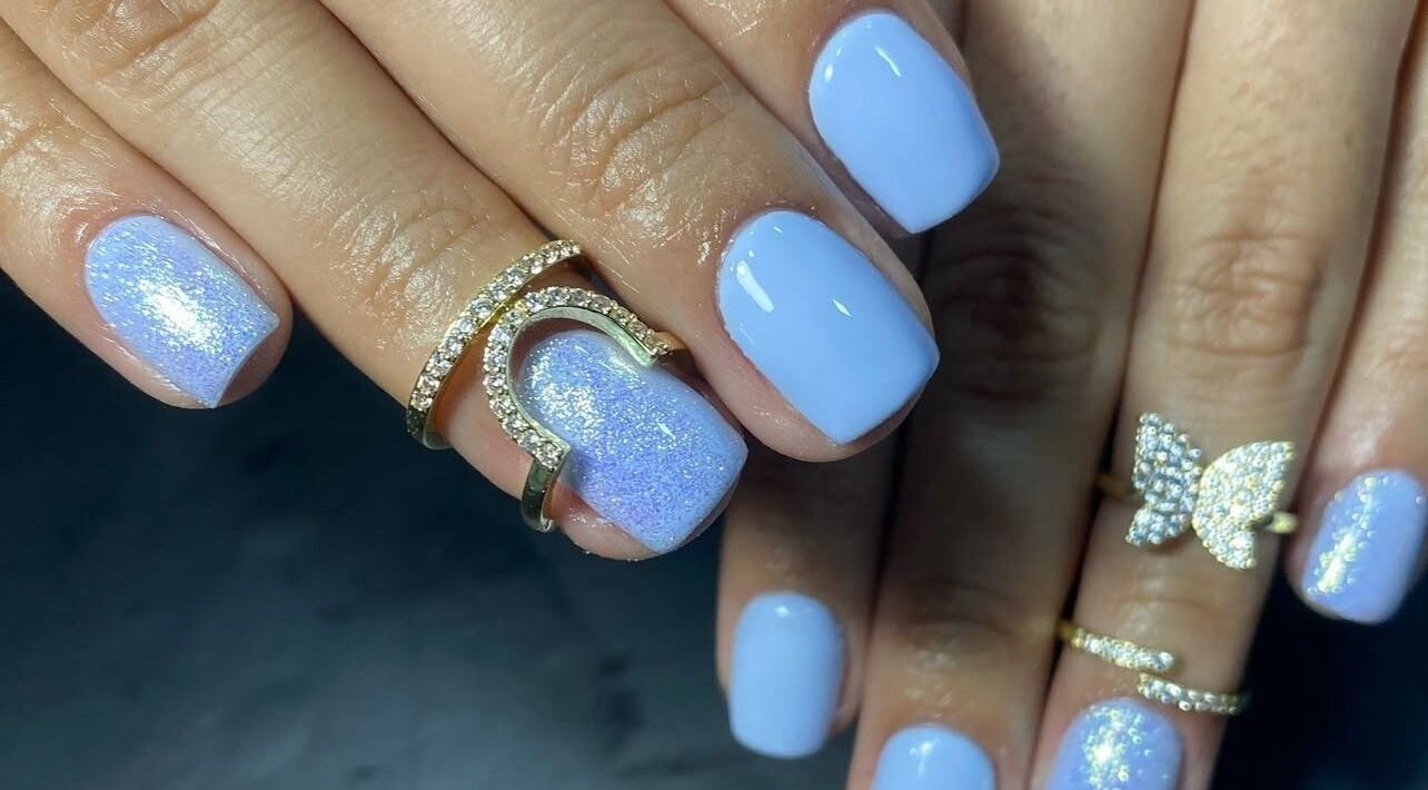 Manicura azul brillante en Mermaid BC by Amy, Barva, Heredia, CR. Decoración elegante y moderna.