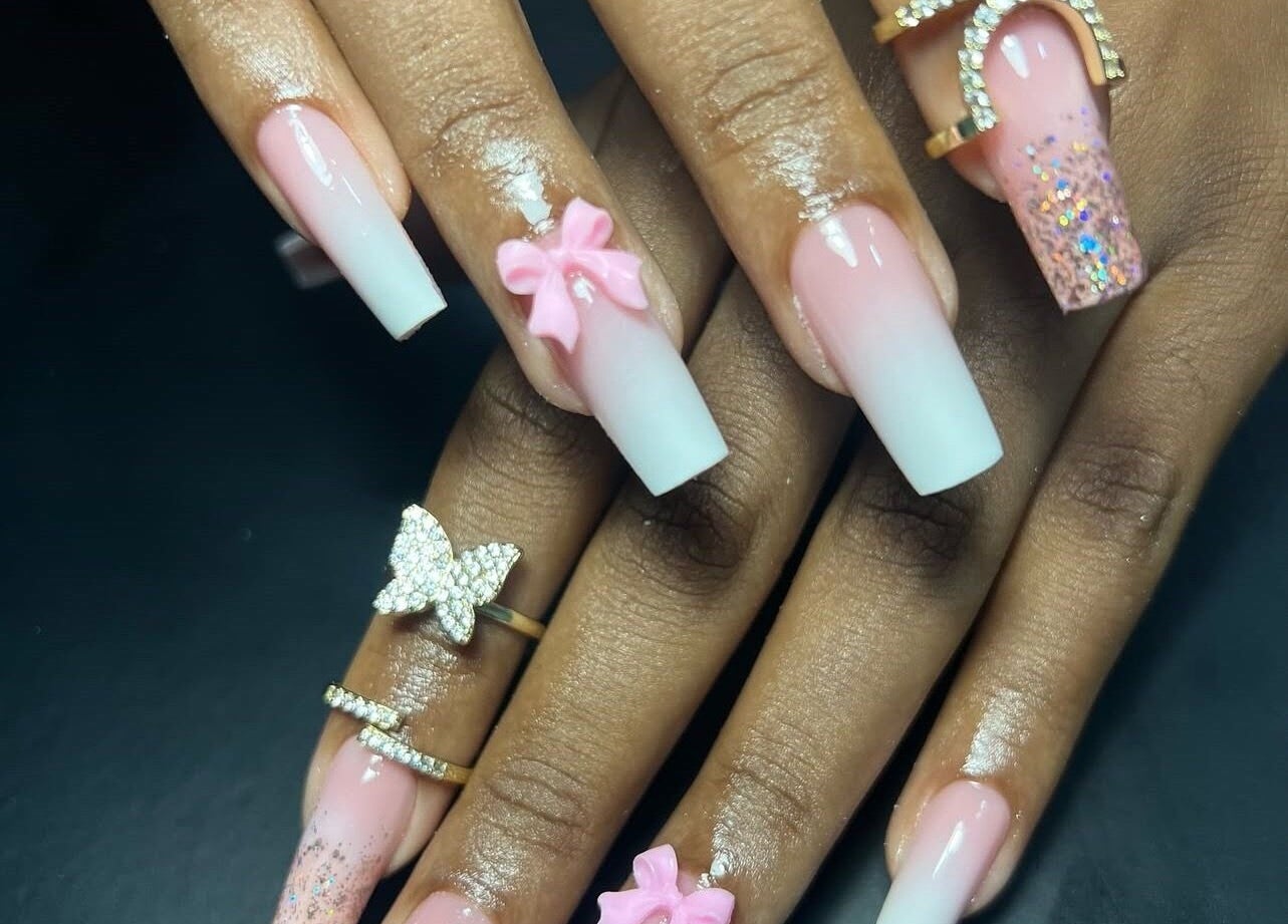 Uñas acrílicas decoradas en Mermaid BC by Amy, Barva, Heredia, CR con diseño de lazo y mariposa.