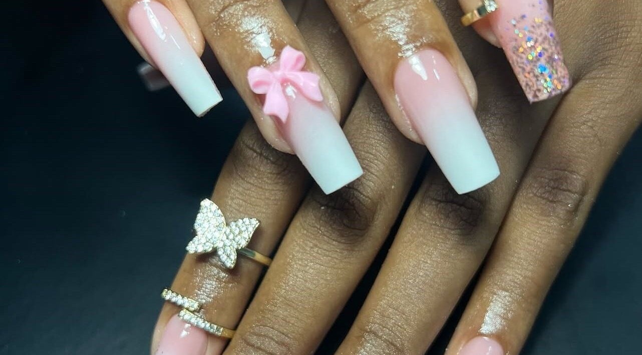 Uñas acrílicas decoradas en Mermaid BC by Amy, Barva, Heredia, CR con diseño de lazo y mariposa.