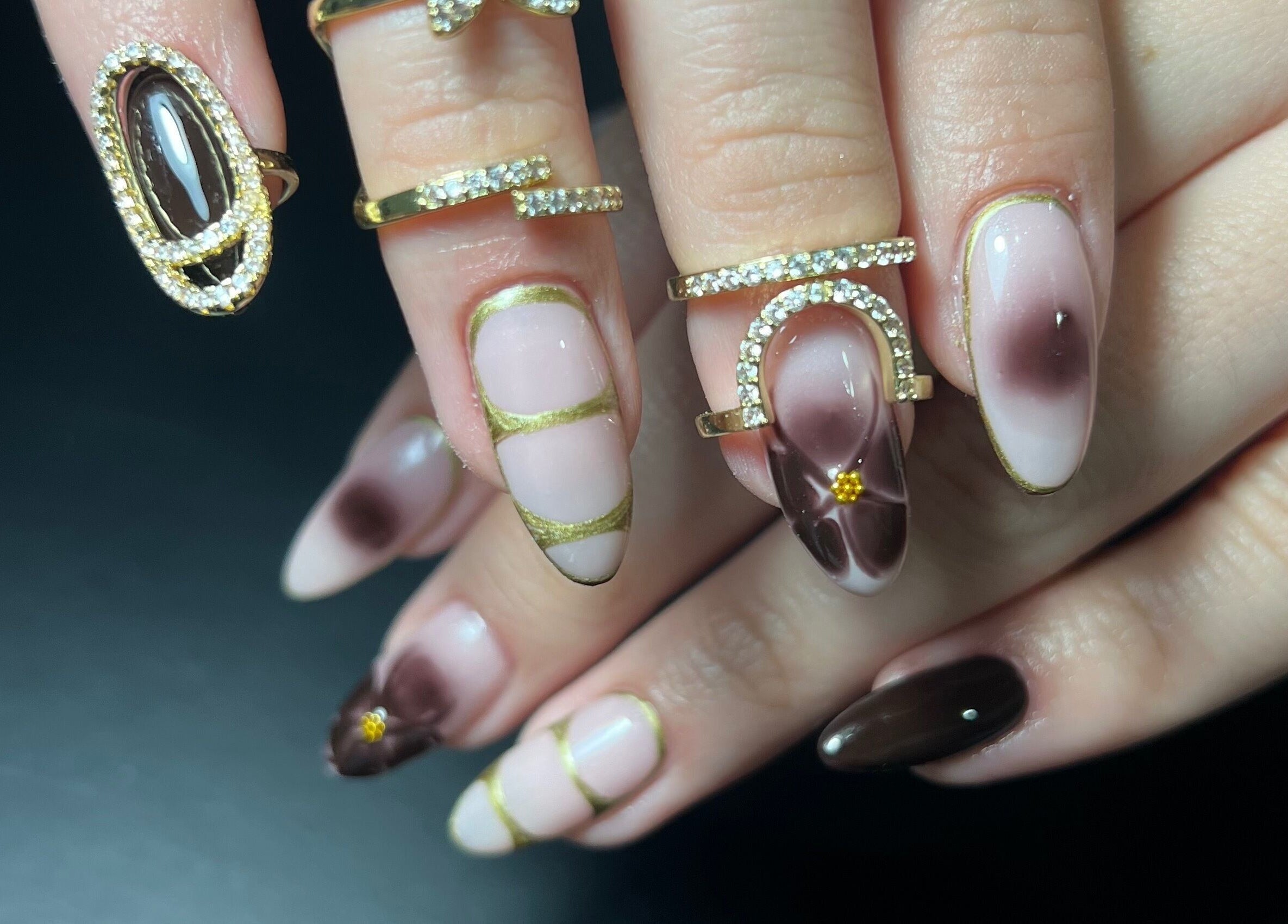 Uñas artístico de Mermaid BC by Amy en Barva, Heredia, CR con diseño elegante en tonos marrones y dorados.