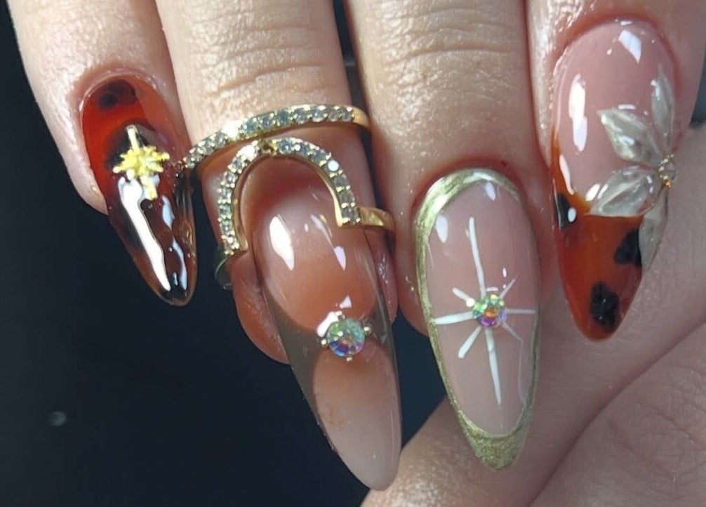 Arte de uñas elegante con diseño floral en Mermaid BC by Amy, Barva, Heredia, CR.