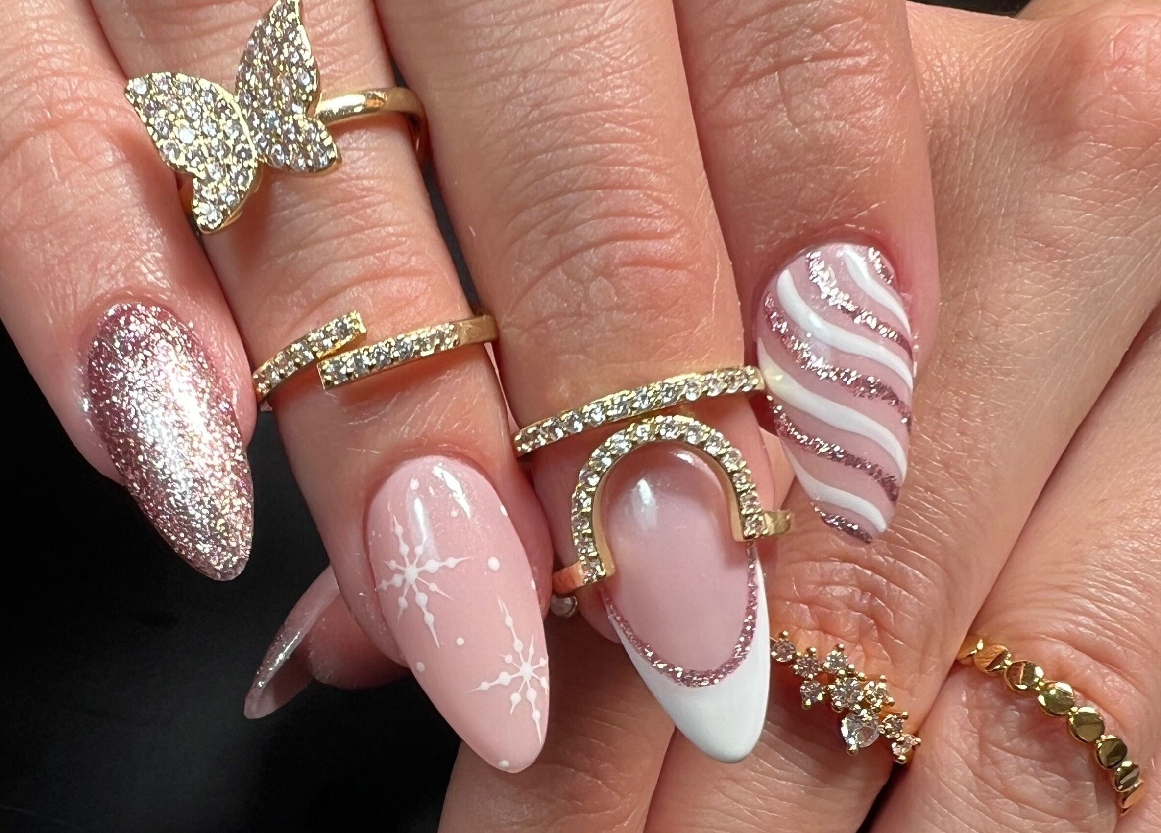 Decoración de uñas con joyas brillantes en Mermaid BC by Amy, Barva, Heredia, CR.