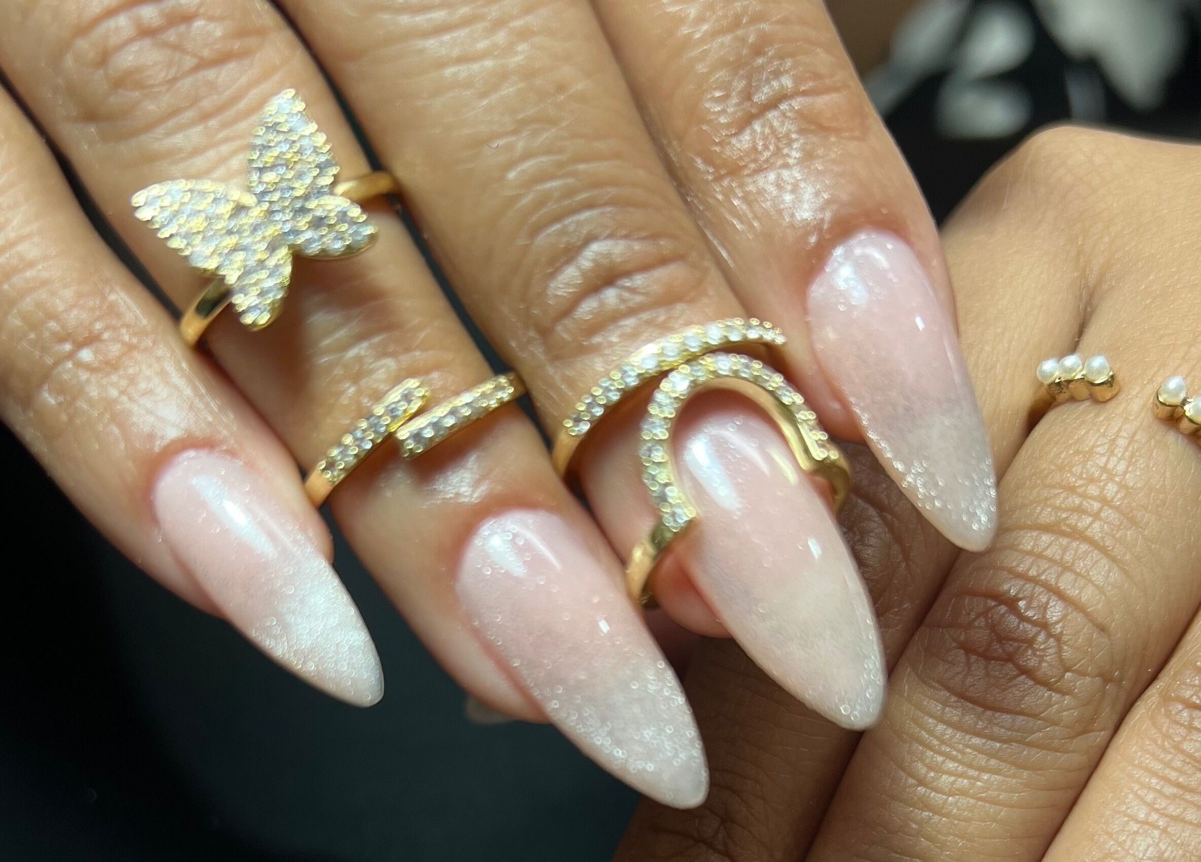 Manicura sofisticada con anillos en Mermaid BC by Amy, Barva, Heredia, CR.