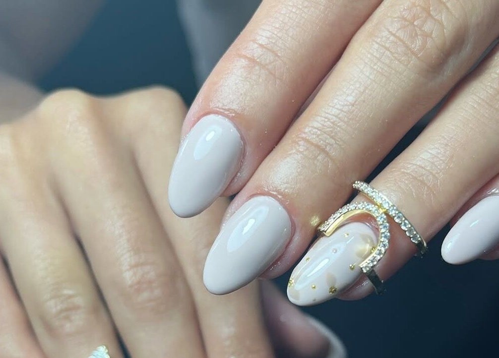 Manicura elegante con diseño artístico en Mermaid BC by Amy, Barva, Heredia, CR.