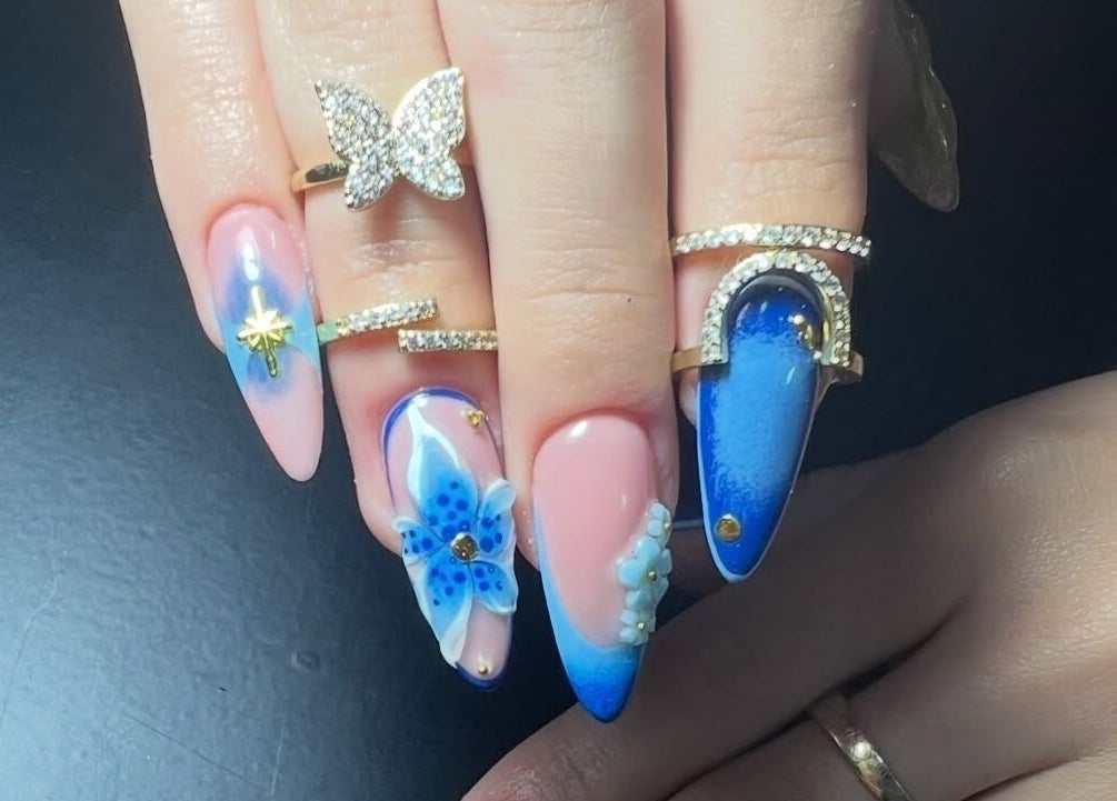 Diseño de uñas azul con mariposa en Mermaid BC by Amy, Barva, Heredia, CR.