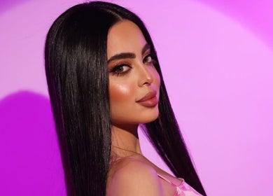 Elegant woman with sleek hair at Karen’s Beauty, Hadath, Mount Lebanon Governorate, LB.