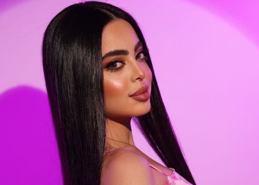 Elegant woman with sleek hair at Karen’s Beauty, Hadath, Mount Lebanon Governorate, LB.