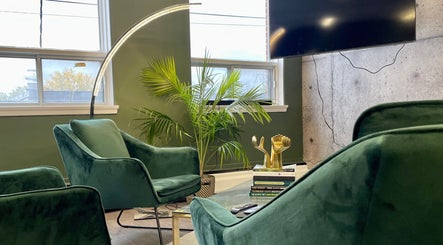 Comfortable green seating in Quantum Field Studio, Montréal, Québec, CA, ideal for relaxation and wellness.
