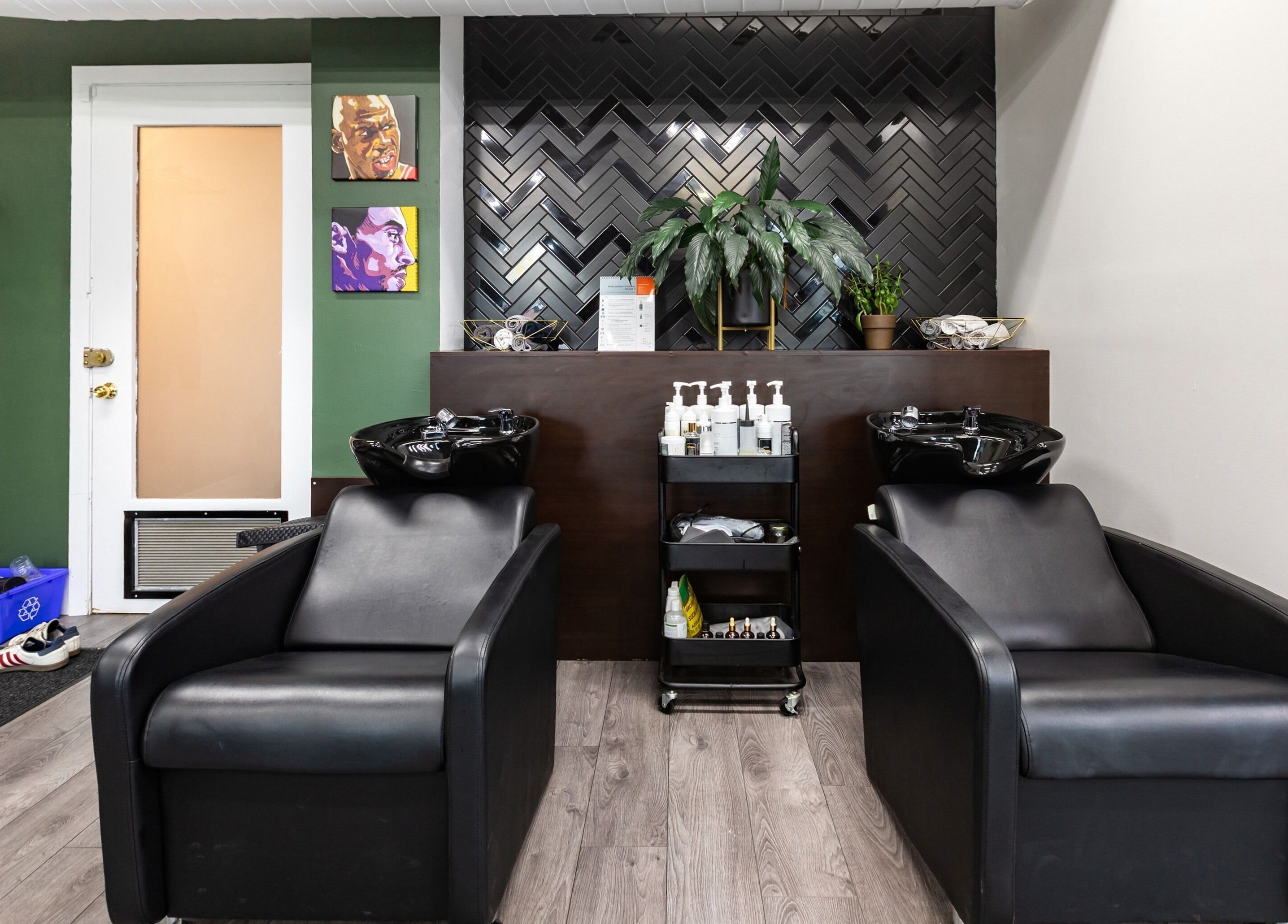 Chic hair wash station at Quantum Field Studio in Montréal, Québec, CA with sleek black chairs and stylish decor.