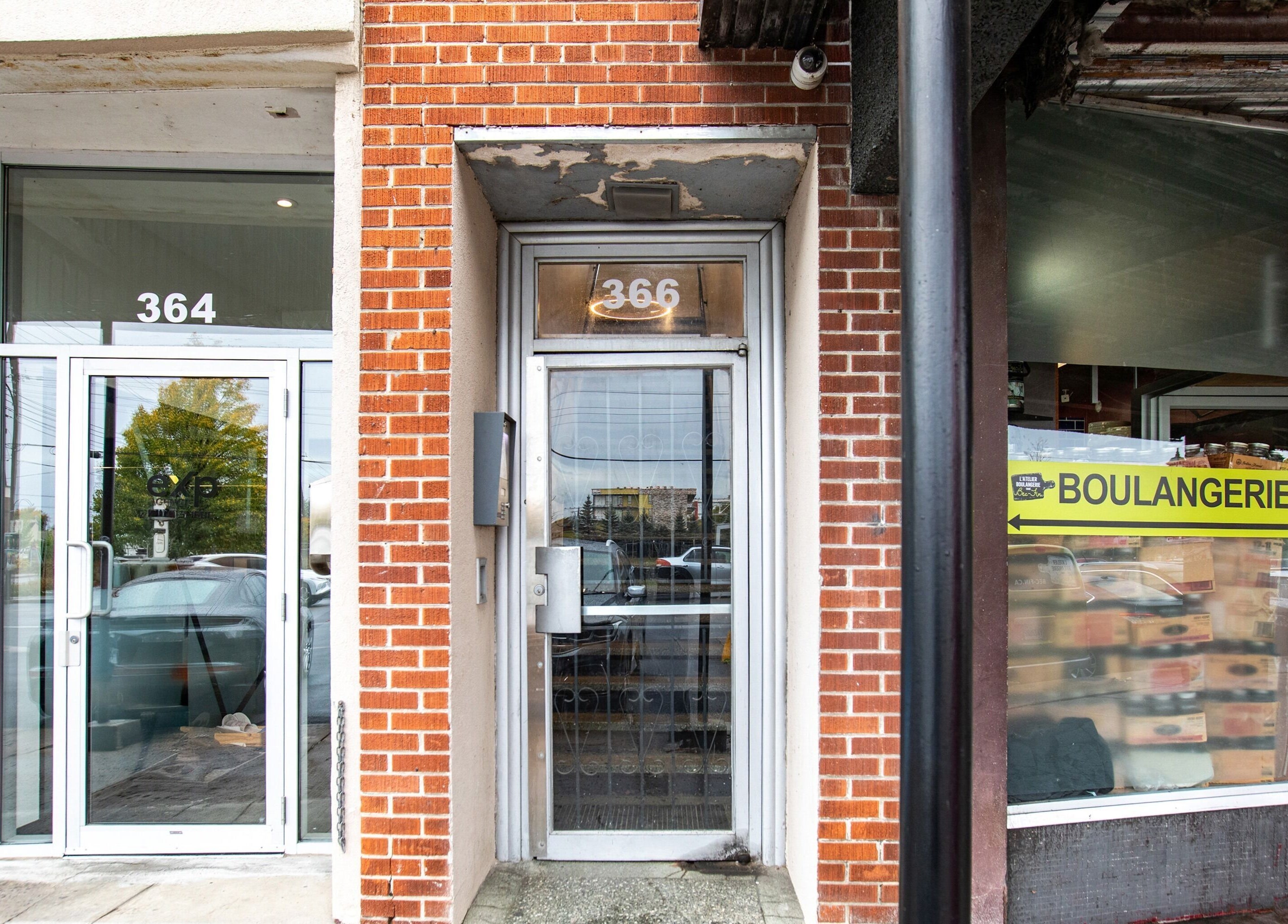 Entrance to Quantum Field Studio at 366 Montréal, Québec, CA, showcasing a vibrant city facade.