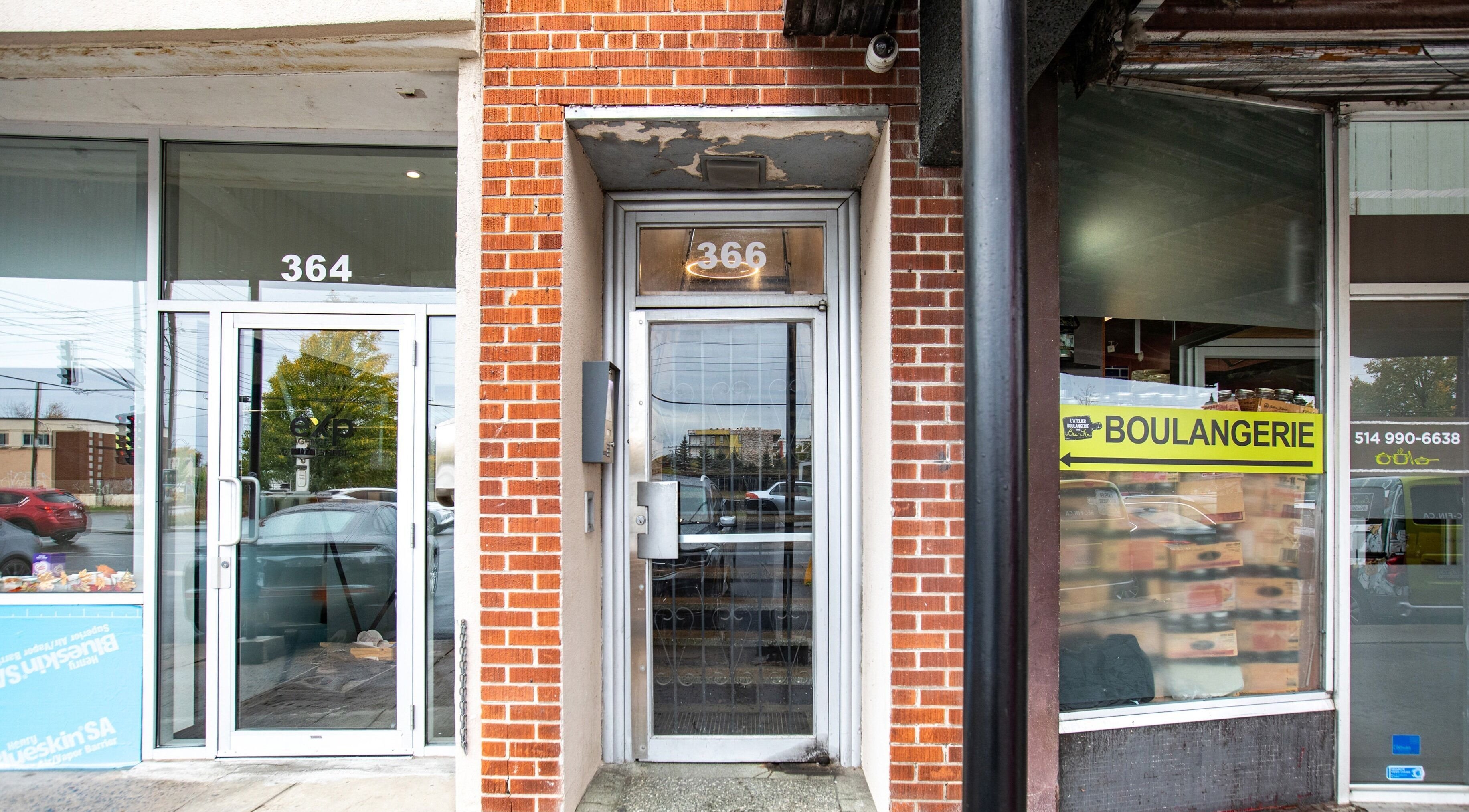 Entrance to Quantum Field Studio at 366 Montréal, Québec, CA, showcasing a vibrant city facade.