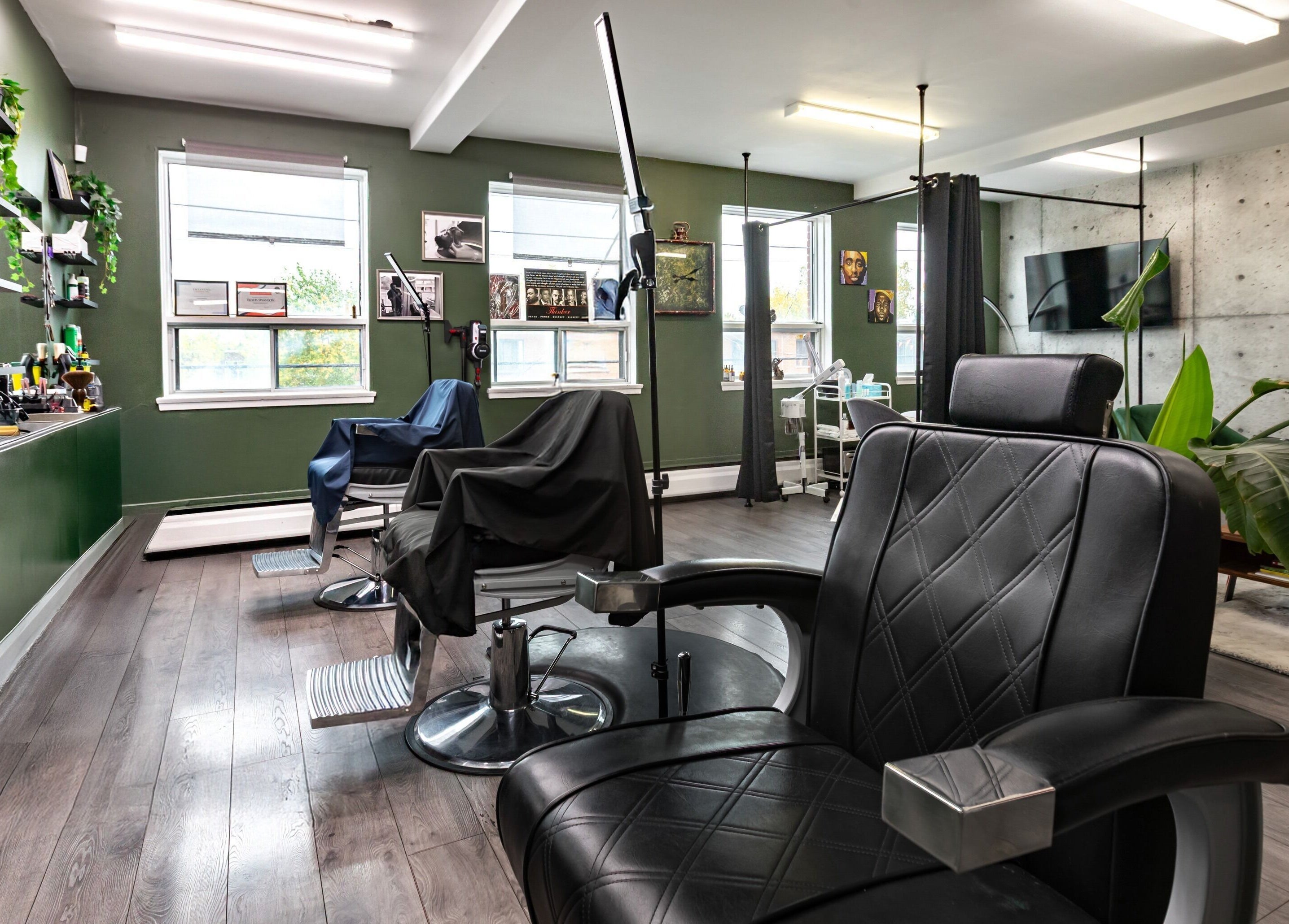 Stylish barber chairs in Quantum Field Studio, a luxurious space in Montréal, Québec, CA for haircuts and wellness.