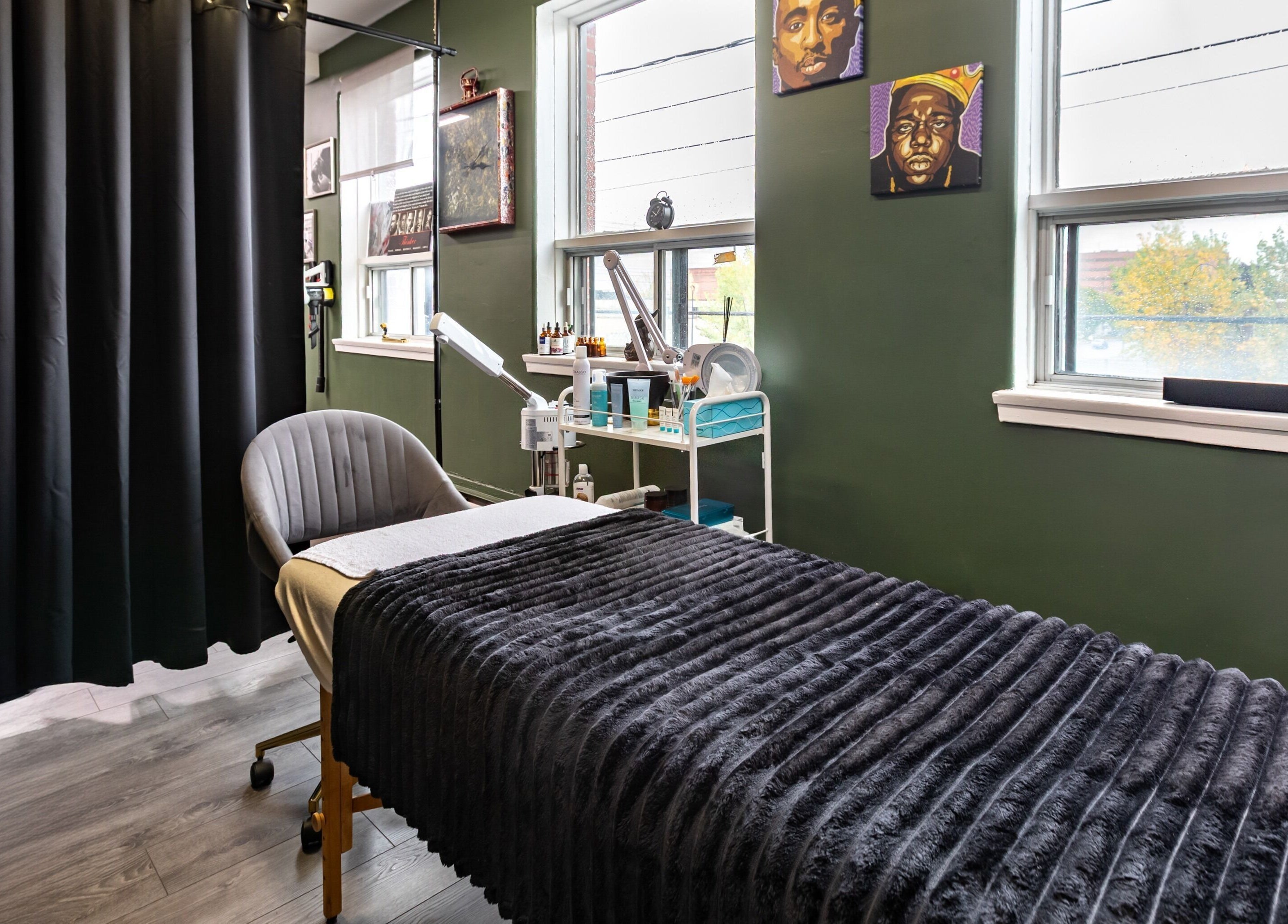 Cozy treatment room at Quantum Field Studio, Montréal, Québec, CA with a plush bed and serene decor.