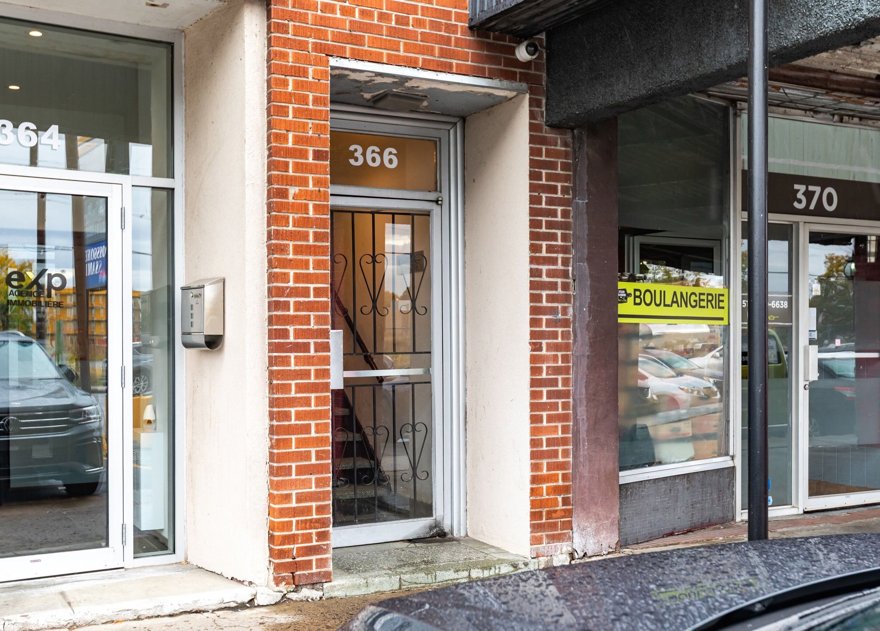 Entrance to Quantum Field Studio at 366 Montréal, Québec, CA, showcasing its inviting facade.